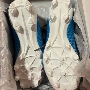 Kid sz2 soccer cleats. new!